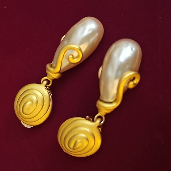 Carolina Herrera Gold Brushed Pearl Drop Earrings - Picture 1 of 5